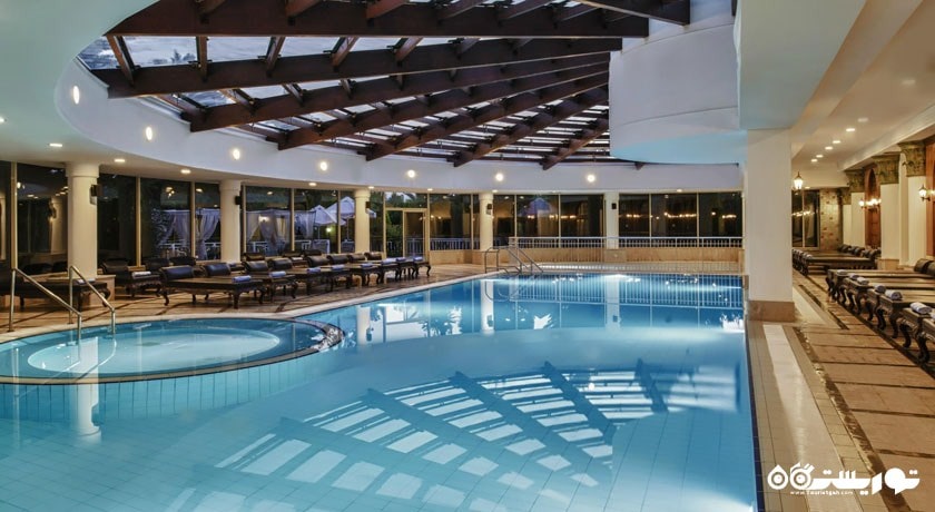 نمایی از استخر سرپوشیده